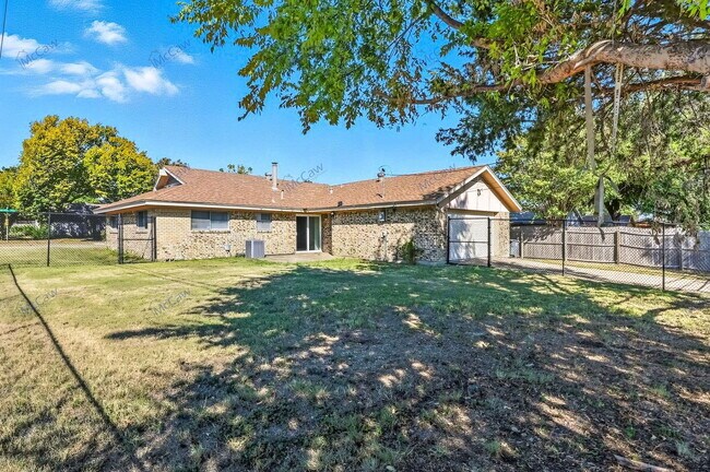 Building Photo - 3538 Hacienda Dr
