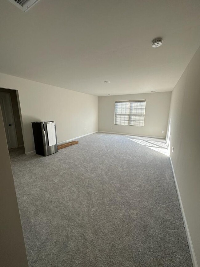 Building Photo - Brand New Large, 4BR End-Unit townhome in ...