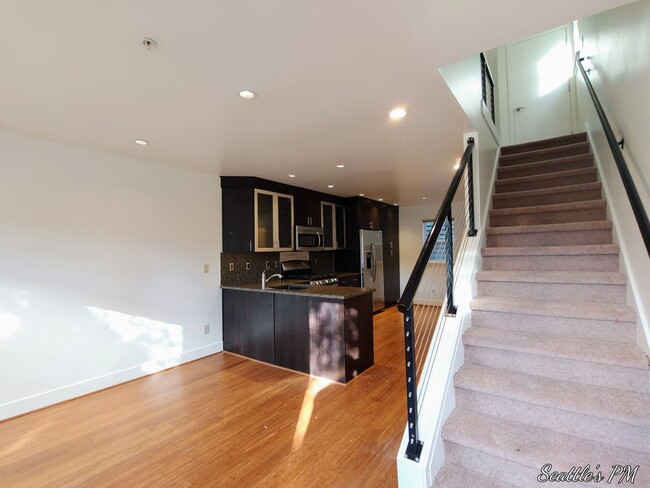 Building Photo - Stunning 3 Bedroom Townhouse in Greenlake!