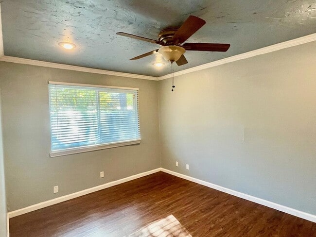 Building Photo - 1105 Inland Greens