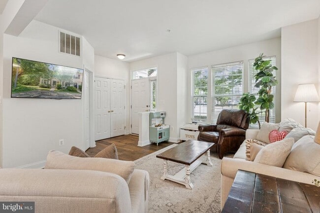 Building Photo - 856 Stonehurst Ct