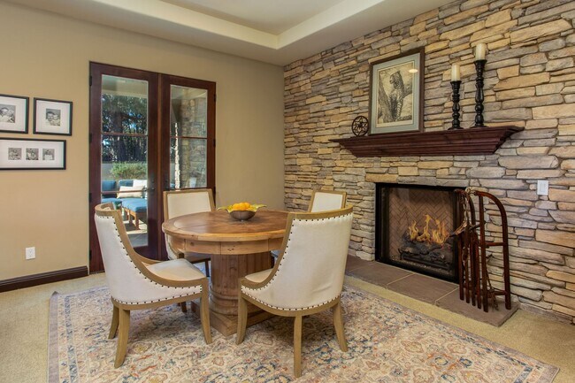 Building Photo - Large 5 bed / 5 bath Tuscan Style Home on ...