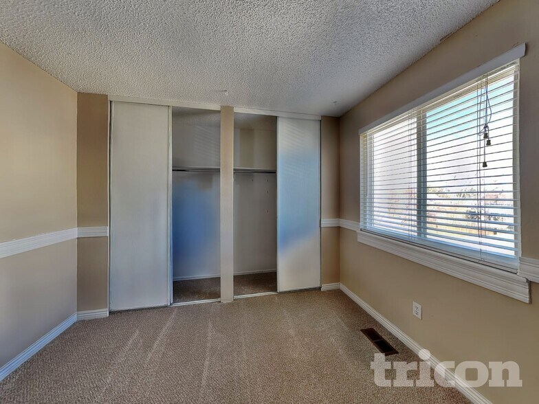 Building Photo - 5045 S Ventura St