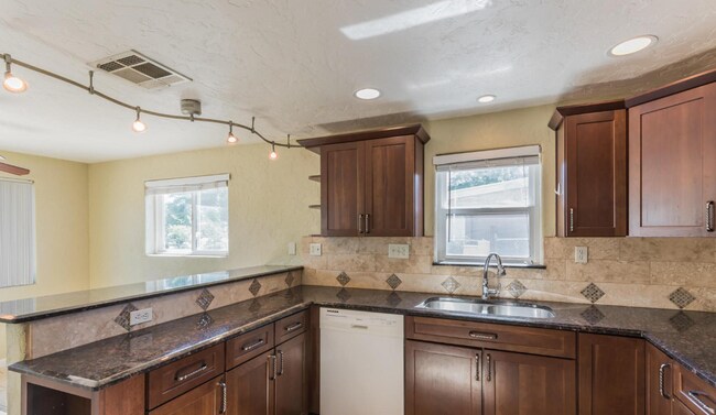 Building Photo - 410 E Waverly St