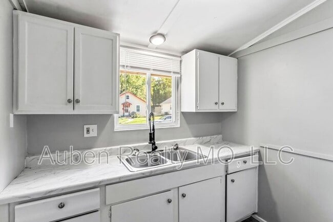 Building Photo - 1300 S Appleton Ave