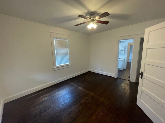 Building Photo - Historic Downtown Wilmington Cottage