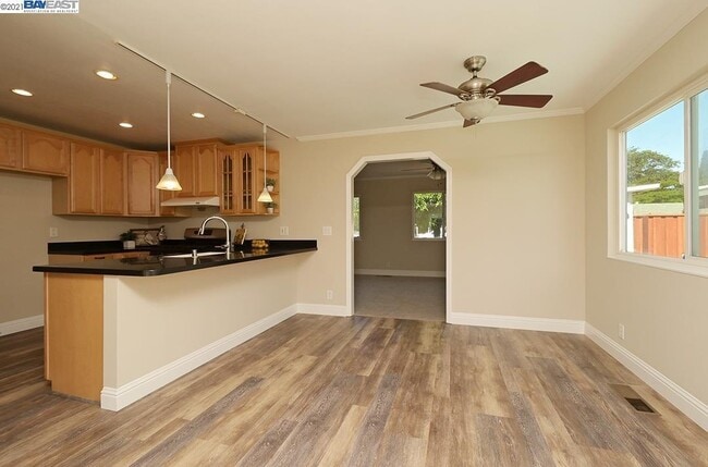 Building Photo - 560 Murdell Ln