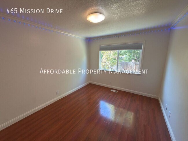 Building Photo - 465 Mission Dr