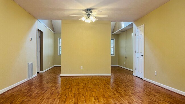 Building Photo - Charming Cottage Style 4 bedroom, 2 bathroom home in Lagrange! Must See!