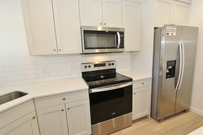 Building Photo - Immaculate Townhouse w/2-Car Garage