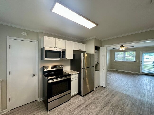 Building Photo - SEAGATE VILLAGE - Located off Greenville A...