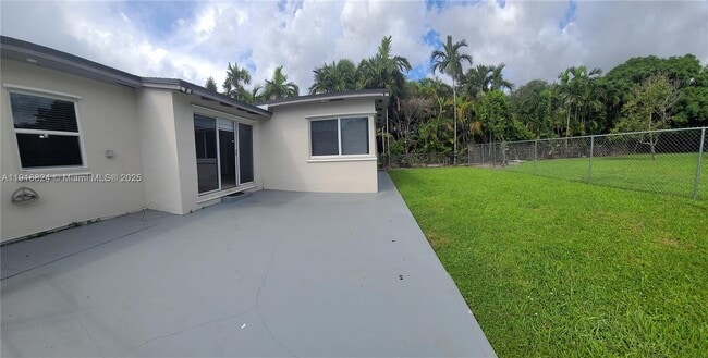 Building Photo - 8839 SW 28th St