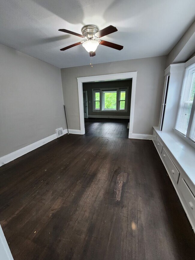 Building Photo - Spacious 2 Bedroom Available