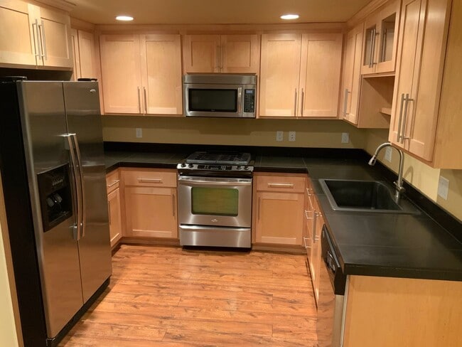 Building Photo - A Must See! 4 Bedroom House in North Eugene