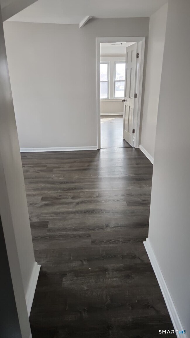 Building Photo - 67 Beardsley Park Terrace