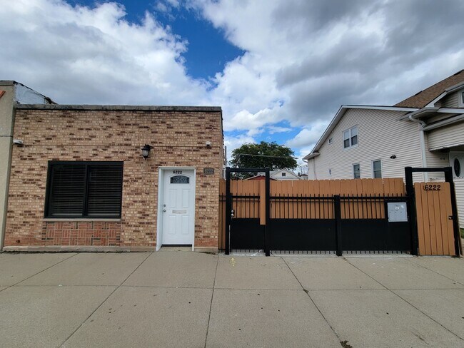 Building Photo - 6222 W Addison St