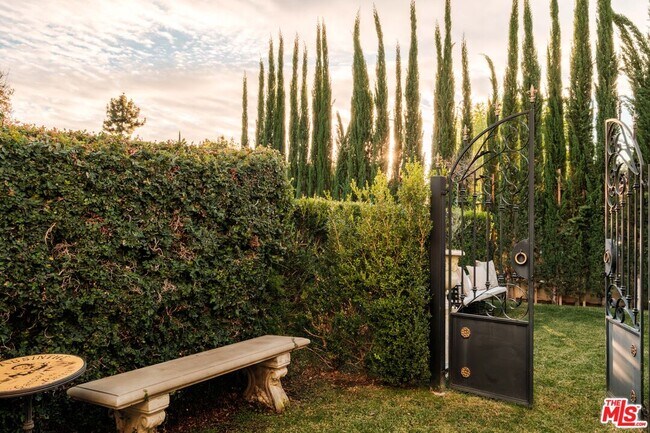 Building Photo - 18875 Pasadero Dr