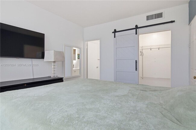 Building Photo - 801 Brickell Bay Dr