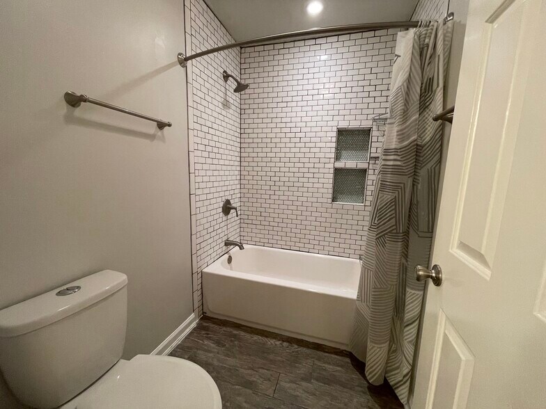 Upstairs tub/shower and toilet - 3 Tyrol Ct