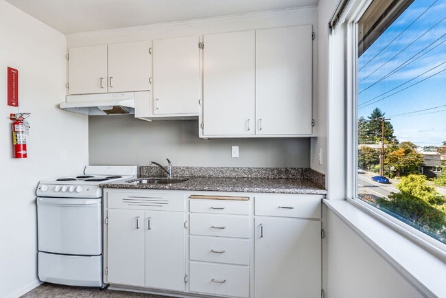 Building Photo - 3471 6th Ave NW