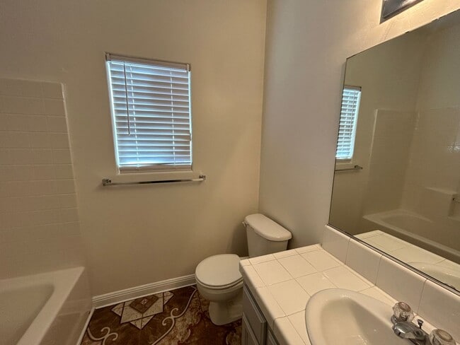 Building Photo - Cute 3 Bed/2 Bath SE Bakersfield Home