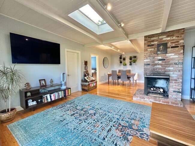 Building Photo - Gorgeous Hillside View, Modern Flat