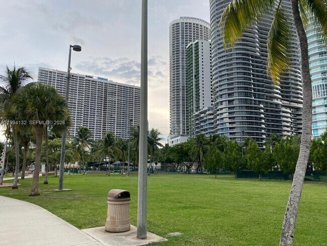 Building Photo - 1750 N Bayshore Dr
