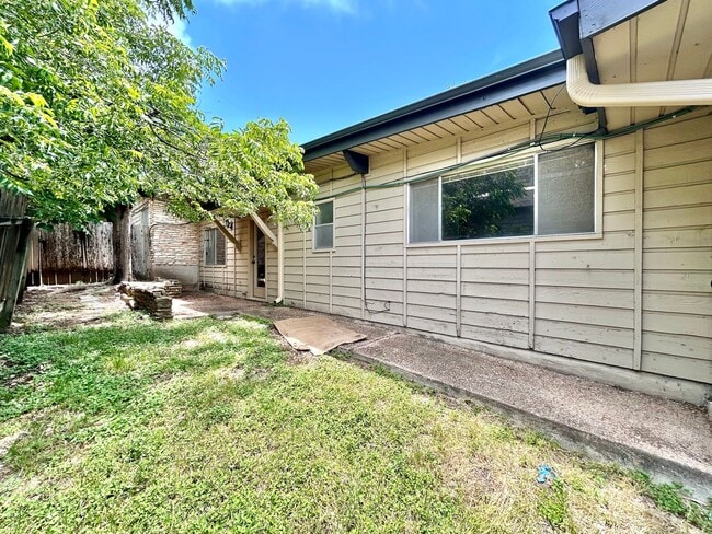 Building Photo - Bright and Spacious Single-Level Living in...
