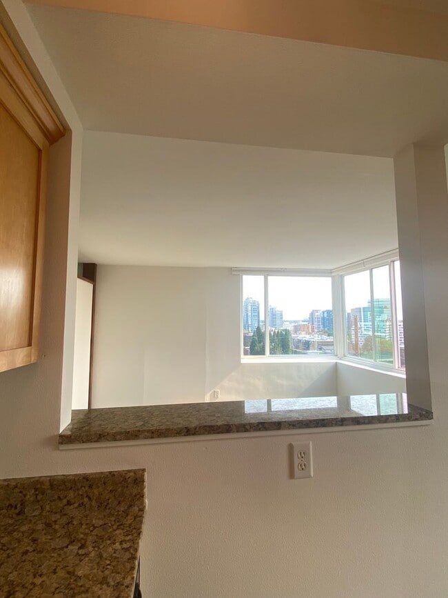 Building Photo - Beautiful apartment in Goose Hallow- Prime...