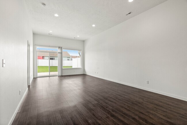 Building Photo - 604 S Crescent Ln