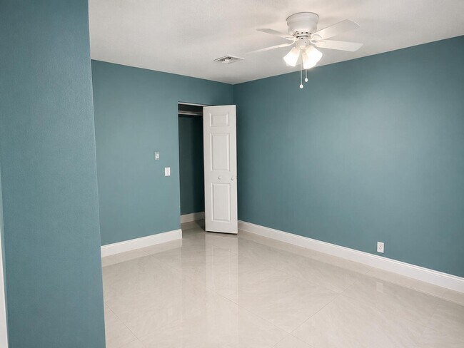 Building Photo - 725 Dobbins St