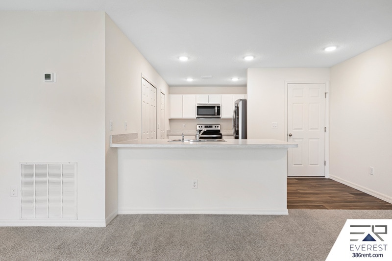 Building Photo - 9 Roxland Ln