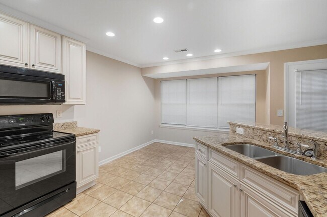 Building Photo - Charming 3BR House with Big bonus room ove...