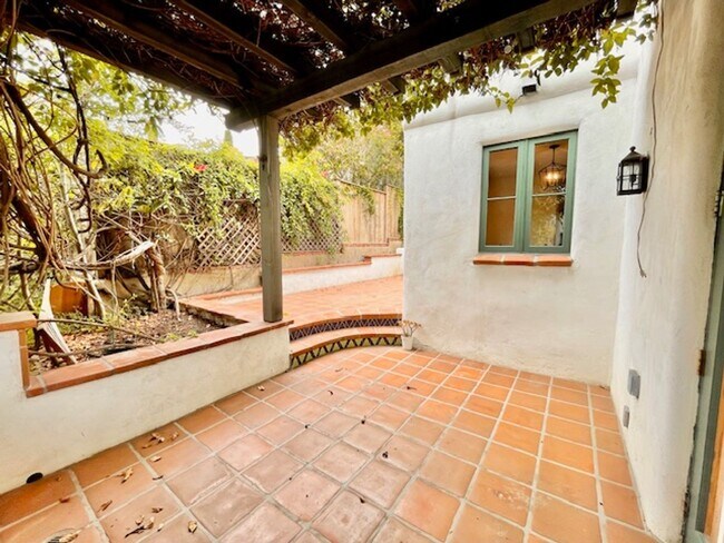 Building Photo - Spanish Style Downtown Townhome