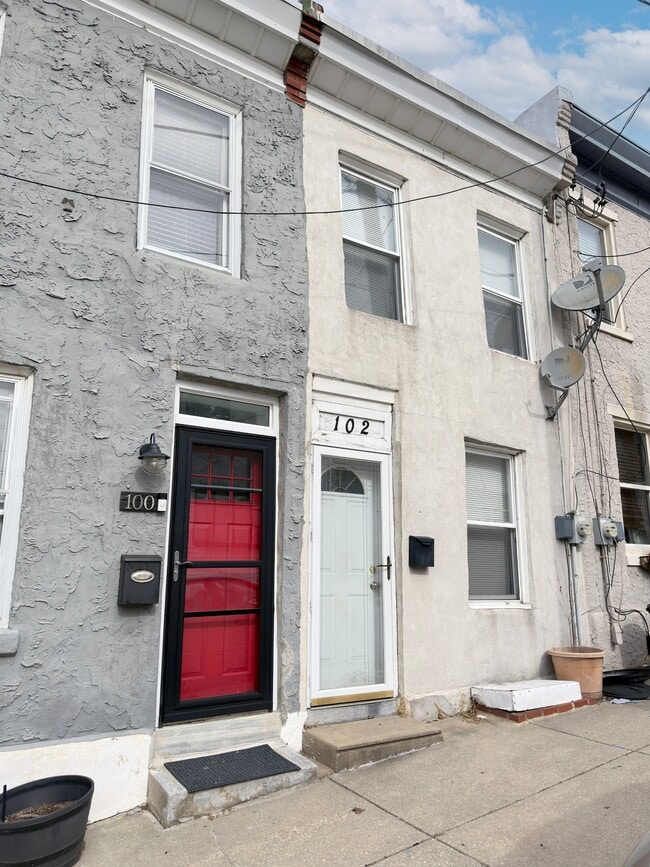 Building Photo - 102 Davis St