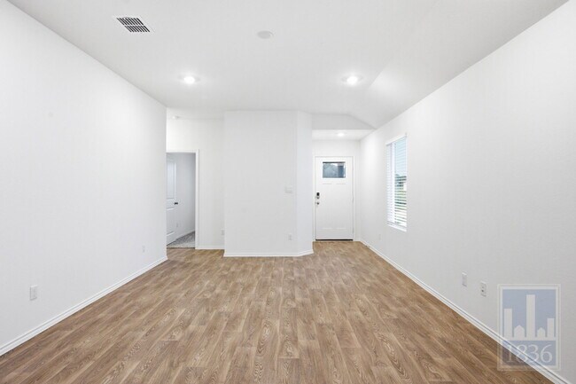 Building Photo - 306 Constanza Trl