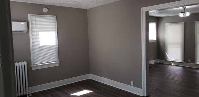 Building Photo - 2 bedroom 1 bath duplex