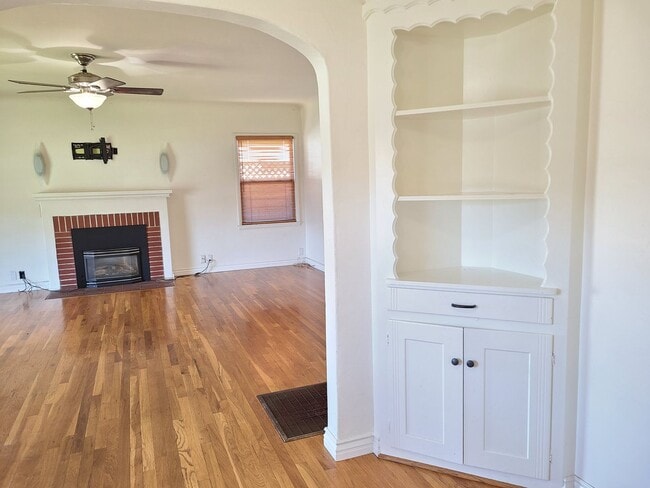 Building Photo - Raymond