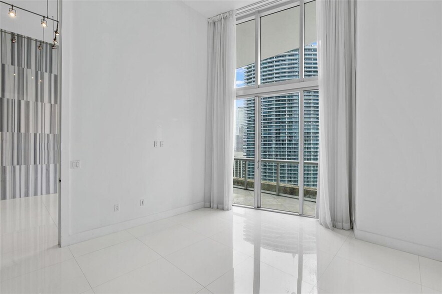 Building Photo - 475 Brickell Ave