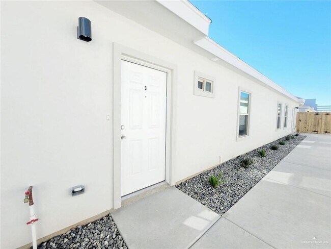 Building Photo - 16 Petri Dr