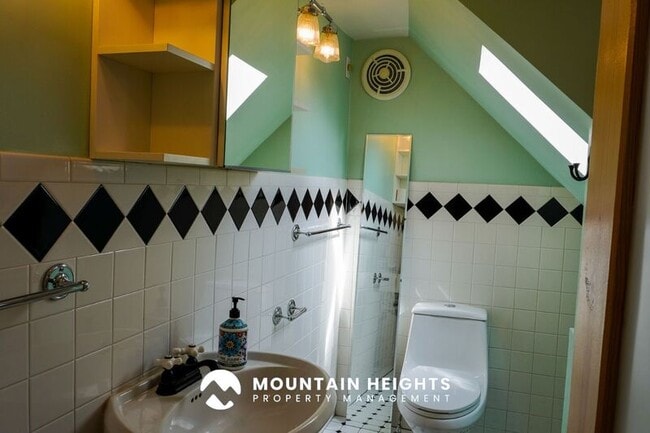 Building Photo - 235 Reed Ave N