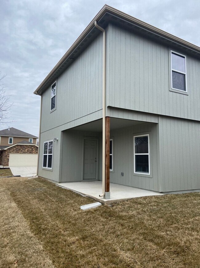 Building Photo - NOW PRELEASING! Charming Three-Bedroom, Two-and-a-Half-Bath Home in Spring Hill