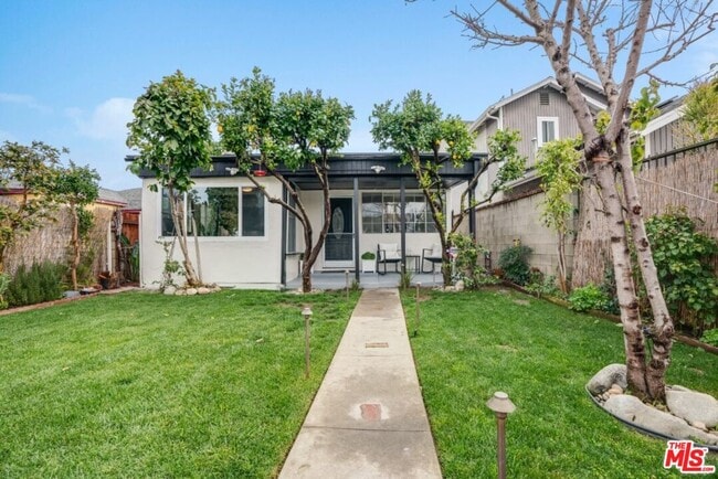 Primary Photo - 5514 Woodman Ave