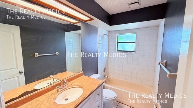 Building Photo - 104 E Osceola St