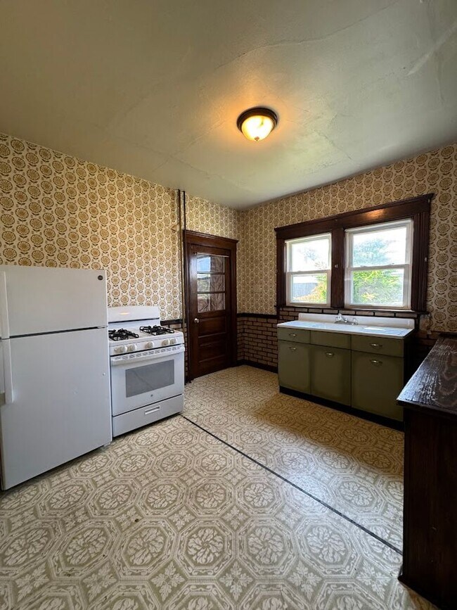 Building Photo - ?No Security Deposit?2 bedroom available in Kingston!