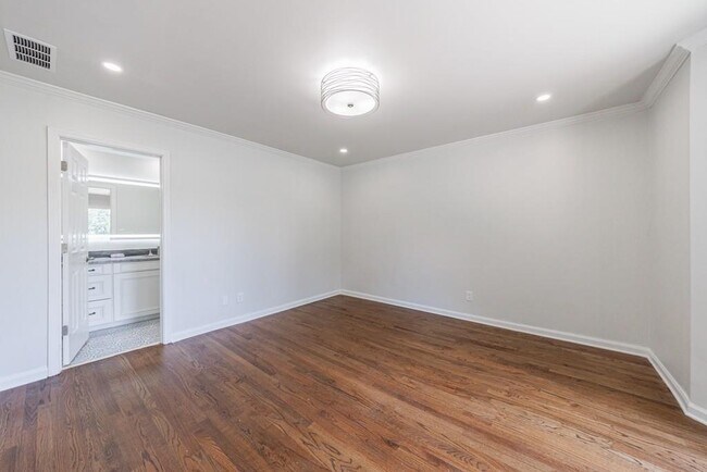 Building Photo - 459 Atlanta Country Club Dr