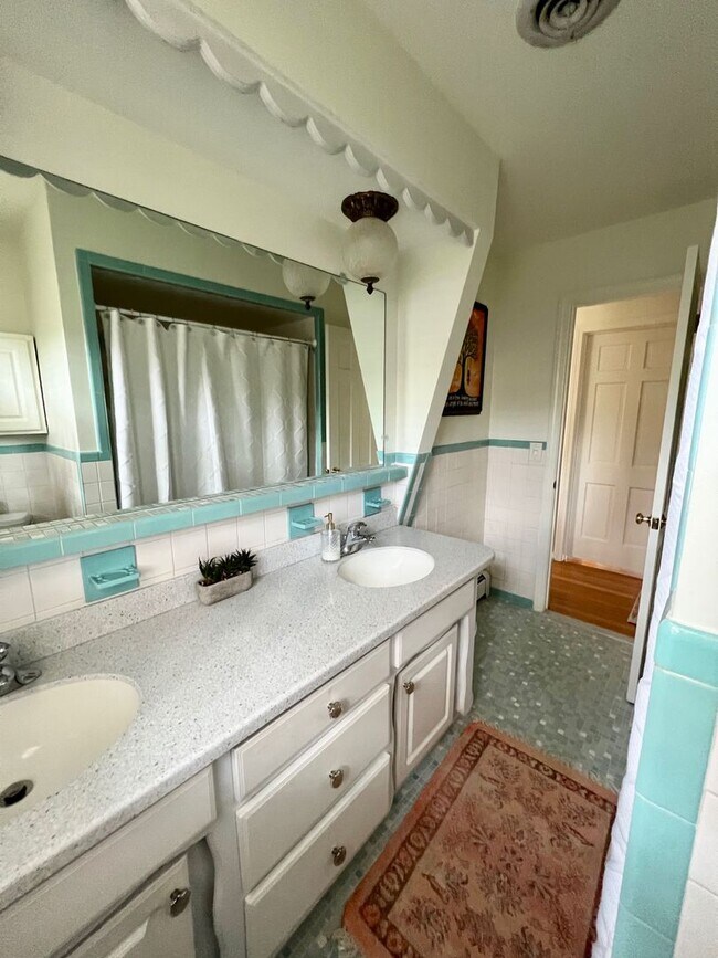 Building Photo - 3BD/ 2BA Brick Ranch in Lakeview Smith Terrace! Gorgeous Private Back Yard! Available NOW!