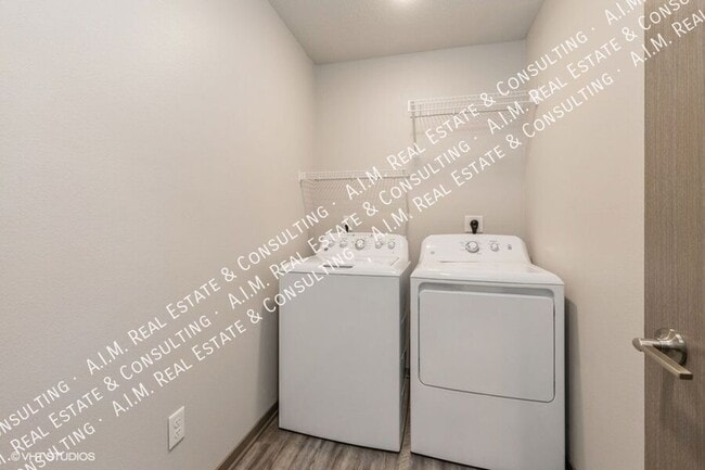 Building Photo - 3915 NW Cedarwood Ln