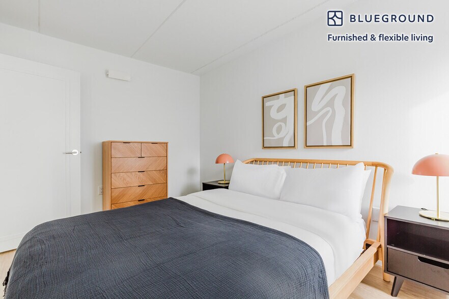 Building Photo - 160 W 24 St