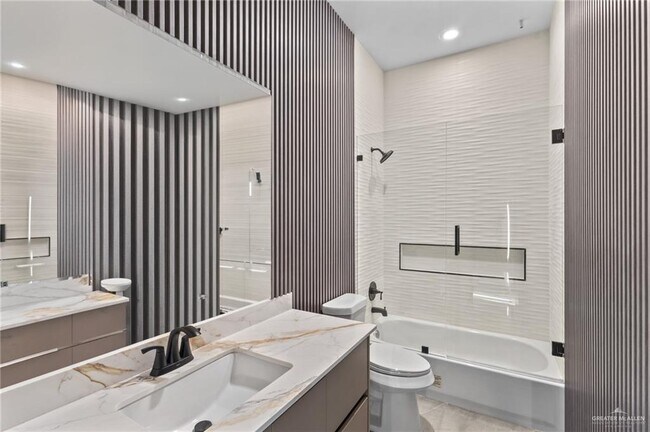 Building Photo - 24 S 5th St